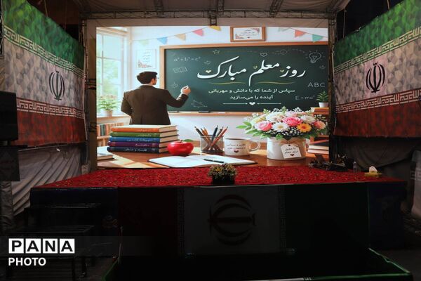 حضور پررنگ اداره آموزش و پرورش در راهپیمایی میدان انقلاب