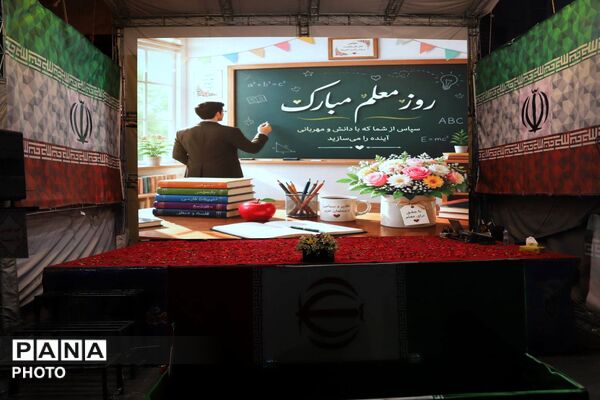 حضور پررنگ اداره آموزش و پرورش در راهپیمایی میدان انقلاب