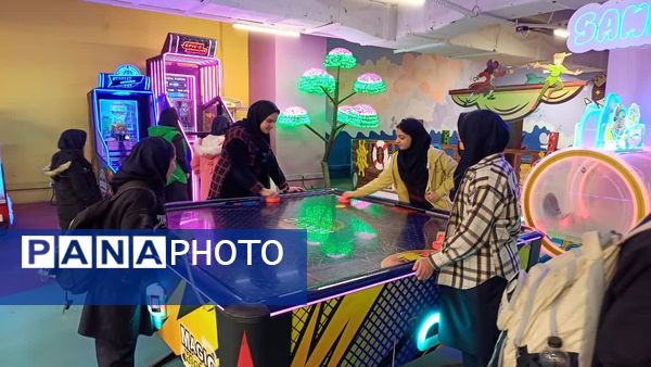 اردوی تفریحی دانش‌آموزان دبیرستان شاهد افشار در شهربازی خلیج فارس