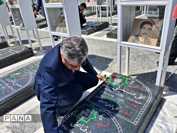 هدیه‌ای از دلِ فرهنگیان کاشمر به آسمان؛ غبارروبی مزار شهدا پیش از نماز جمعه