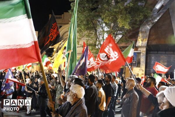 فیروزکوه در سوگ و خشم؛ طنین فریادهای مردم در تجمعات شبانه مردم در خون‌خواهی رهبر شهید