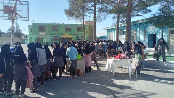 بازارچه‌‌ دانش‌آموزی در‌ دبیرستان‌ نمونه‌ اندیشه‌ کاشمر