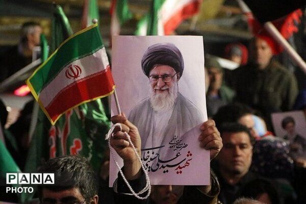 آغاز مراسم تشییع پیکر رهبر شهید و اهل بیت گرامی ایشان در مصلی نماز جمعه تهران