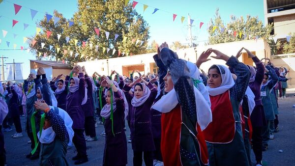 شور میهنی در صف دانش‌آموزان نظرآباد