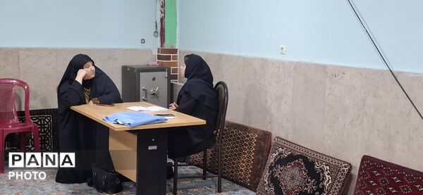 کمک رسانی گروه جهادی شهدای مدافع و هلال احمر به صورت رایگان به مردم ساوجبلاغ  