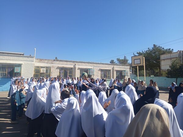 روزی شاد در دبستان سمیه کاشمر