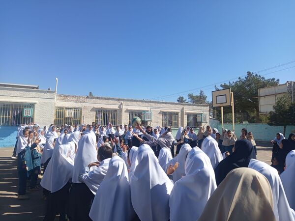 روزی شاد در دبستان سمیه کاشمر