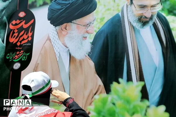 خروش نوجوانان در بدرقه رهبر شهید