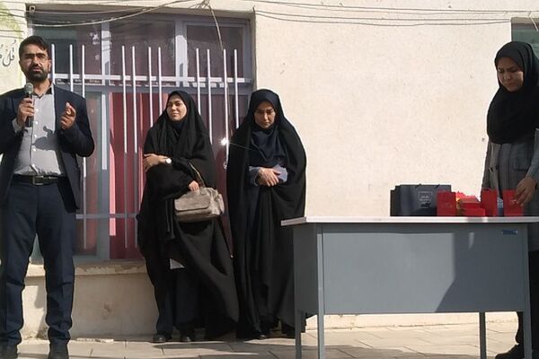 هفته آزمایشگاه در دبیرستان عذرا شهر آبسرد شهرستان دماوند