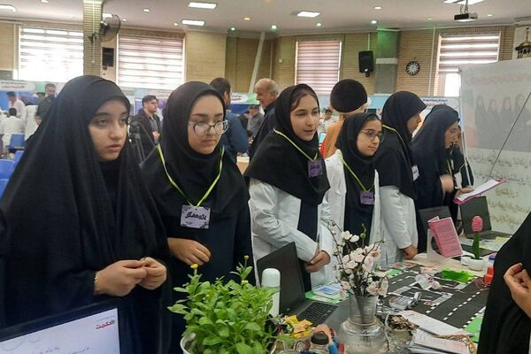 برگزاری نمایشگاه دستاوردهای دانش آموزان دخترانه دبیرستان حکمت ناحیه دو شهرری 