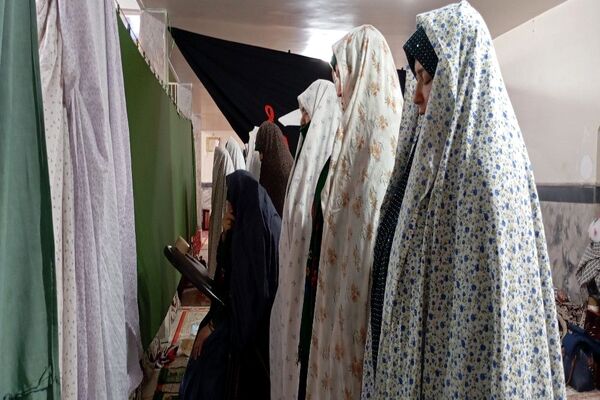 اقامه نماز جماعت باحضور معتکفین در مسجد جامع شهر بار نیشابور 