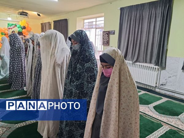 شرکت دانش‌آموزان مدرسه حضرت زینب(س) در نماز جماعت