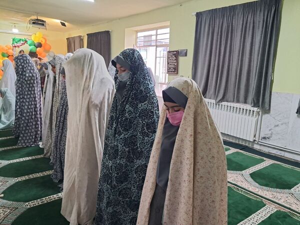 شرکت دانش‌آموزان مدرسه حضرت زینب(س) در نماز جماعت