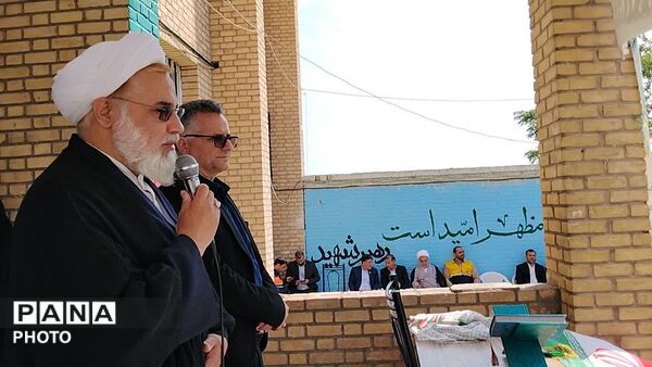 اهتزاز پرچم در مدرسه حضرت معصومه(س) شهر جعفریه 