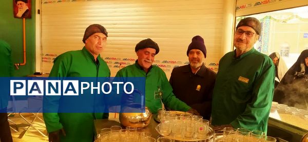 حضور خادمان اصفهانی در چایخانه امام رضا«ع» مشهد