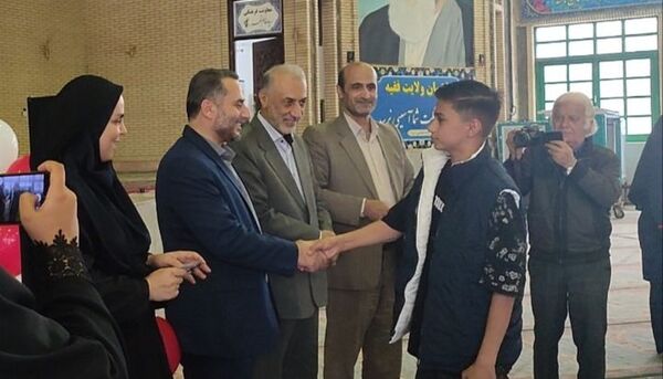 رزمایش اهدا لوازم التحریر به دانش‌آموزان در قائمشهر