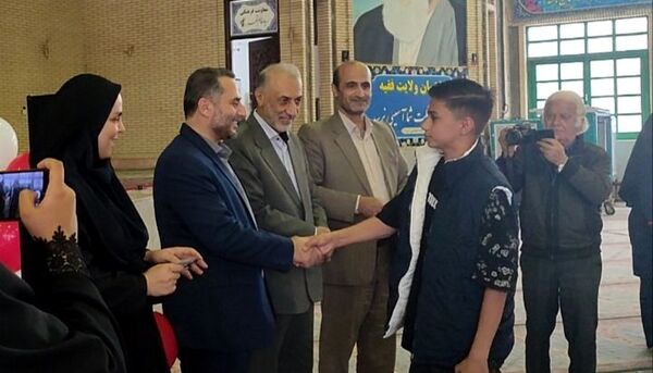 رزمایش اهدا لوازم التحریر به دانش‌آموزان در قائمشهر