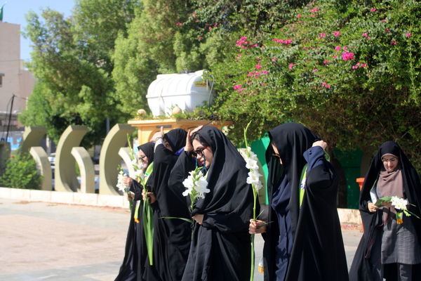 تجدید میثاق مدیر سازمان دانش آموزی استان بوشهر با شهدا