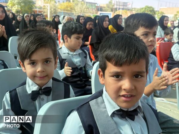 نخستین قدم‌های کلاس‌اولی‌ها در جشن شکوفه‌های دبستان شاهد آقا مصطفی خمینی