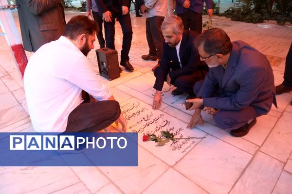 آیین غبارروبی مزار شهدا با حضور اصحاب رسانه در قم