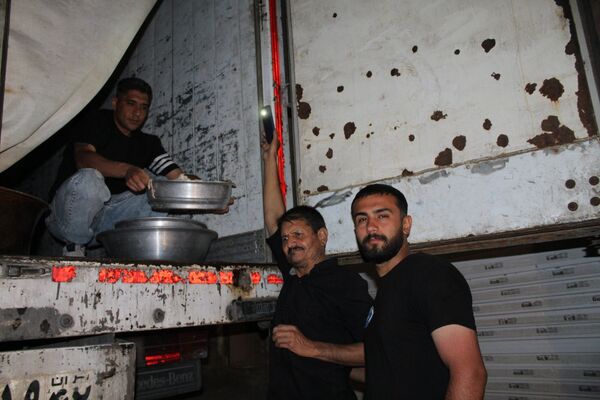 آماده‌سازی هلیم عاشورا در روستای اسحاق آباد نیشابور 