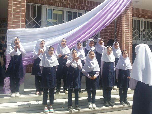 جشن روز معلم در دبستان عذرا پورشهریاری با برنامه های ویژه برگزار شد