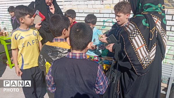 برپایی بازارچه دانش آموزی در شهرستان کاشمر 