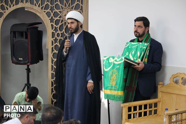 حضور خادمان حرم حضرت معصومه(س) و پرچم متبرک آستان مقدس در پلیس راهور همدان