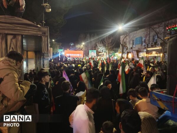 پیمان دوباره با رهبری با نوای رسای مهدی رسولی در آیین تجدید بیعت 
