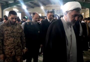 برگزاری نماز جماعت در دبیرستان فرهنگیان شهید بهشتی ناحیه دو شهرری 