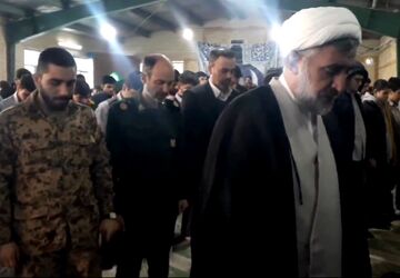 برگزاری نماز جماعت در دبیرستان فرهنگیان شهید بهشتی ناحیه دو شهرری 