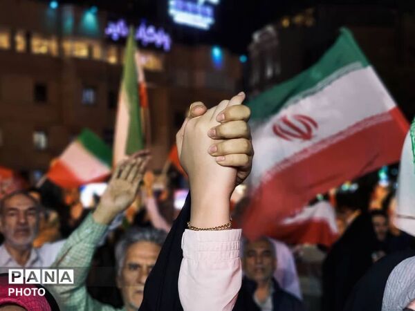 اشک‌های میناب در آغوش تهران؛ خانواده شهدا در میدان طهرانی‌مقدم