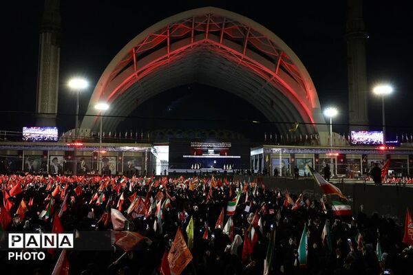 مصلی تهران در تسخیر موج همدلی؛ وداع باشکوه مردم با رهبر شهید