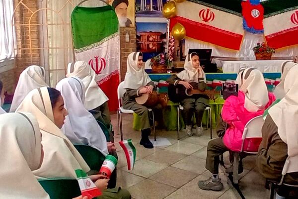 جشن پیروزی انقلاب اسلامی در مدرسه دکتر کیهانی1