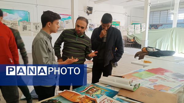 آماده‌سازی نمایشگاه انقلاب به‌‎مناسبت دهه فجر در دبیرستان شاهد ابوذر غفاری نیشابور 