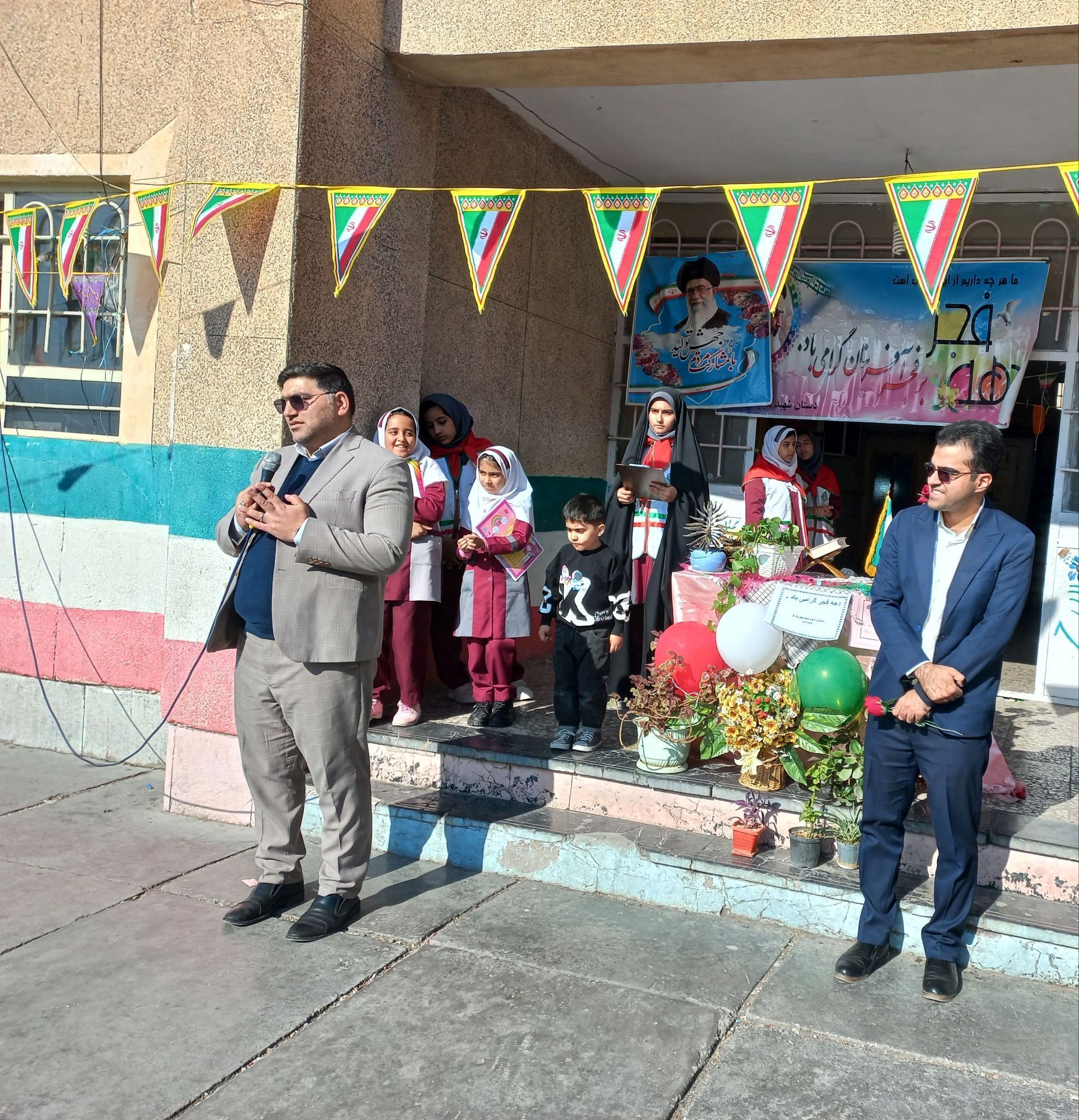 برگزاری جشن باشکوه دهه فجر در دبستان دخترانه شهید مجید بهاروند خرم آباد