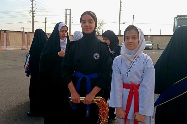 افتتاح زمین چمن مصنوعی آموزشگاه دخترانه شاهد فرهنگ همزمان با جشن ۲۲ بهمن