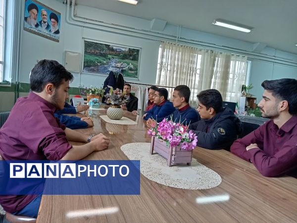 جلسه هم‌اندیشی اعضای شورای دانش‌آموزی دبیرستان نمونه آیت‌الله خامنه‌ای 