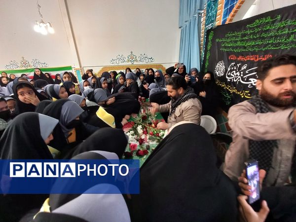 استقبال گرم دانش آموزان از پیکر شهید گمنام در دبیرستان امجدی یک ناحیه ۵ 
