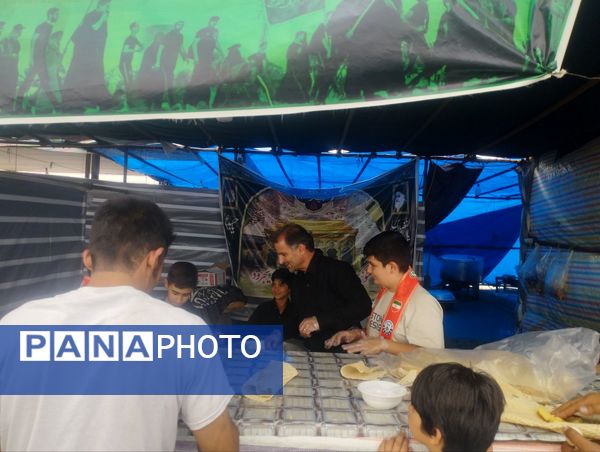 خدمت‌رسانی فرهنگیان و دانش‌آموزان پیشتاز زنجانی در موکب هیات رزمندگان ایجرود