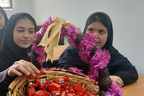  جشن جوانه ها در دبیرستان دخترانه بعثت۲ شهرک وایین آغاز فصل نوین یادگیری