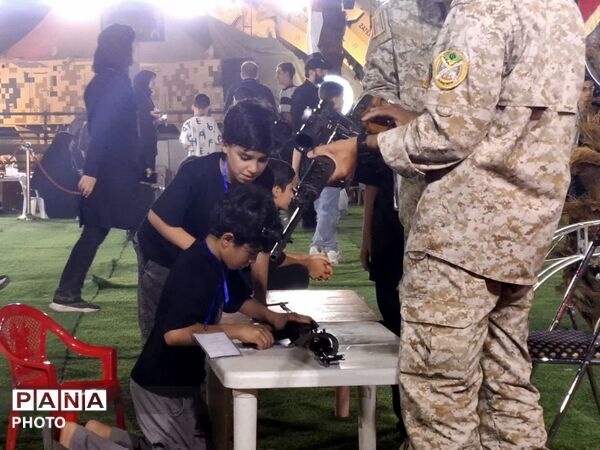 آشنایی نوجوانان با اصول اولیه کار با سلاح در غرفه «شهر کودک و نوجوان حسینی» محرم‌شهر