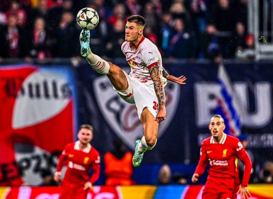 «اکیتیکه» در آشیانه لک‌لک‌های آنفیلد؛ بانوی پیر در جادوی شیاطین سرخ