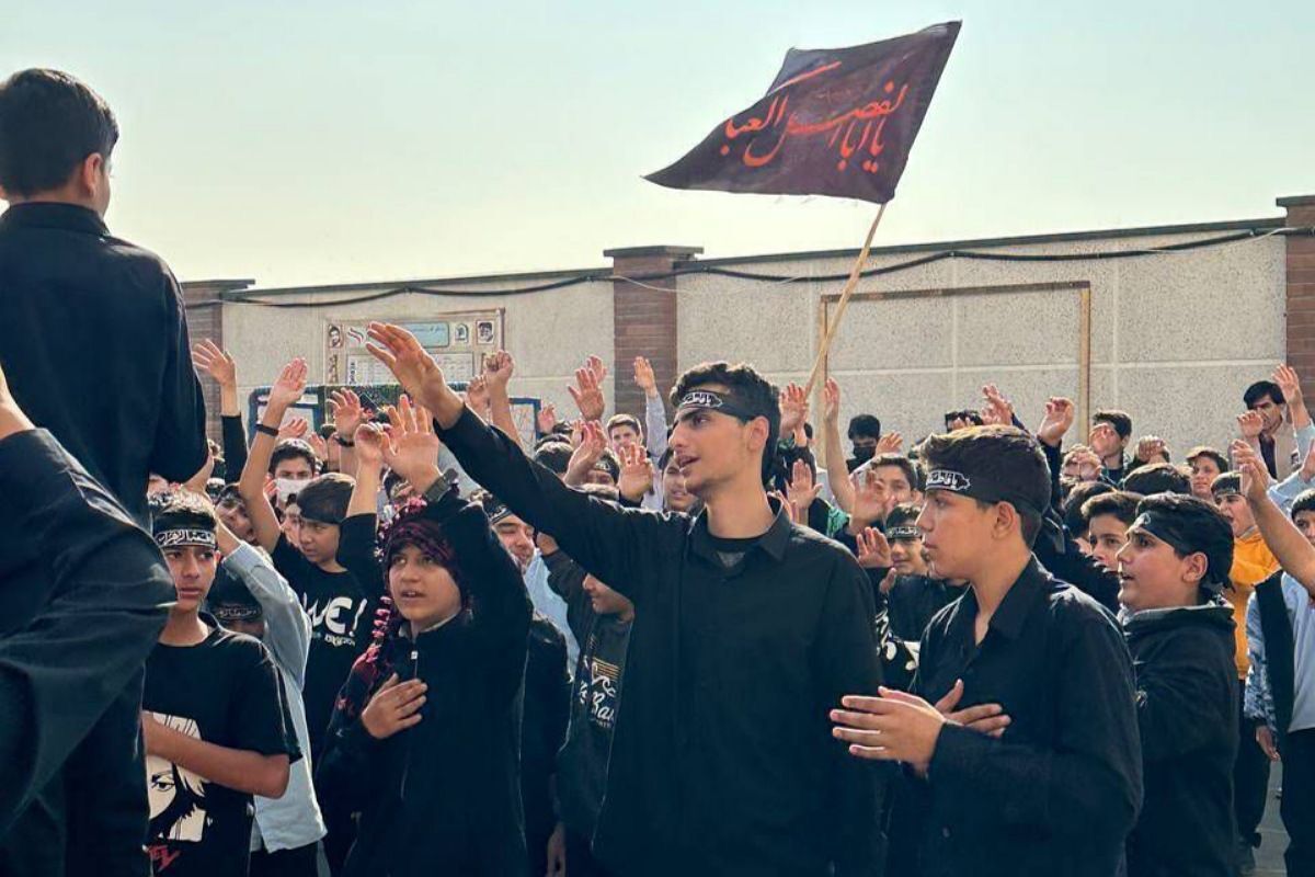  سوگواری نوجوانان برای مادر مهربانی‌ها