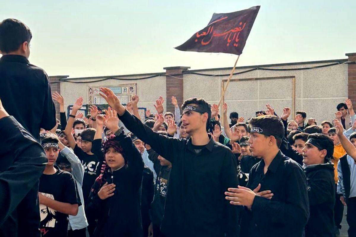  سوگواری نوجوانان برای مادر مهربانی‌ها