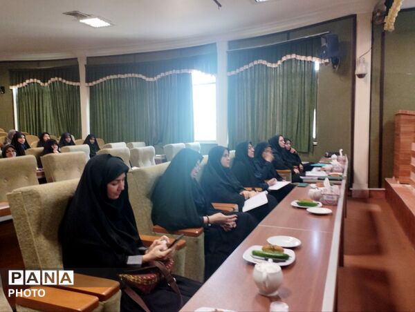 نشست اختصاصی بانوان خلیل‌آباد با معاون سیاسی اجتماعی استانداری خراسان رضوی