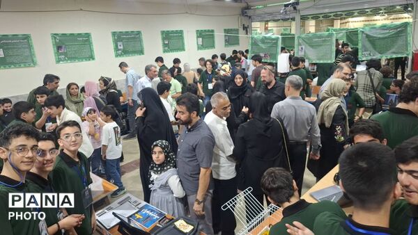 جشن علم در نمایشگاه «فانوس»؛ نمایش قدرت پژوهشگری دانش‌آموزان علامه حلی ۲
