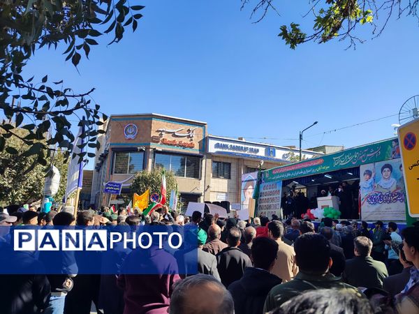 حضور پر شور دانش آموزان نیشابوری در راهپیمایی ١٣ آبان