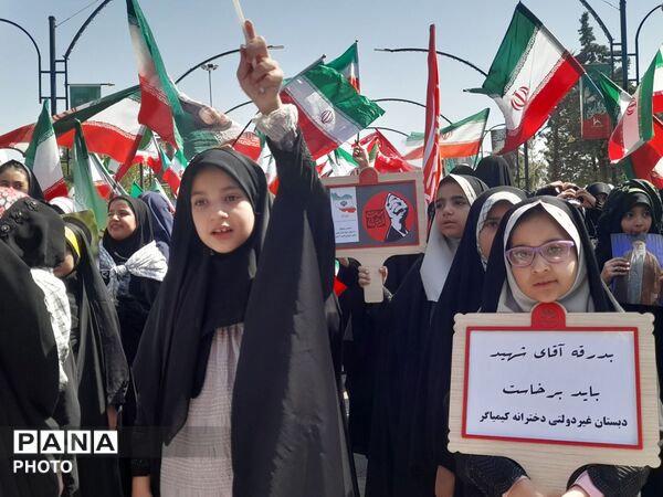حماسه سرود 1000نفری دانش‌آموزان ناحیه ۴ کرج در بزرگداشت رهبر شهید