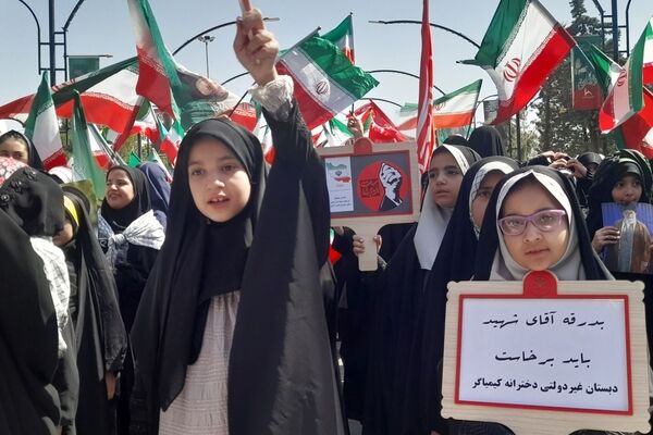 حماسه سرود 1000نفری دانش‌آموزان ناحیه ۴ کرج در بزرگداشت رهبر شهید